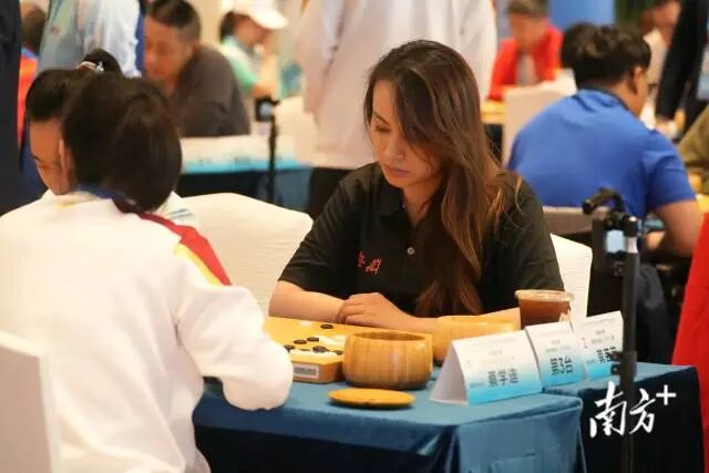 围棋肢体残疾女子组冠军获得者安徽队龚芸芸在比赛中。&nbsp;