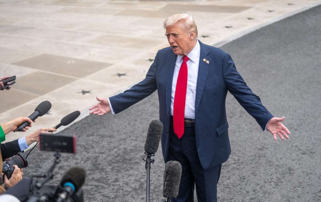 9月30日,在美国首都华盛顿白宫,美国总统特朗普回答记者提问。新华社记者胡友松摄