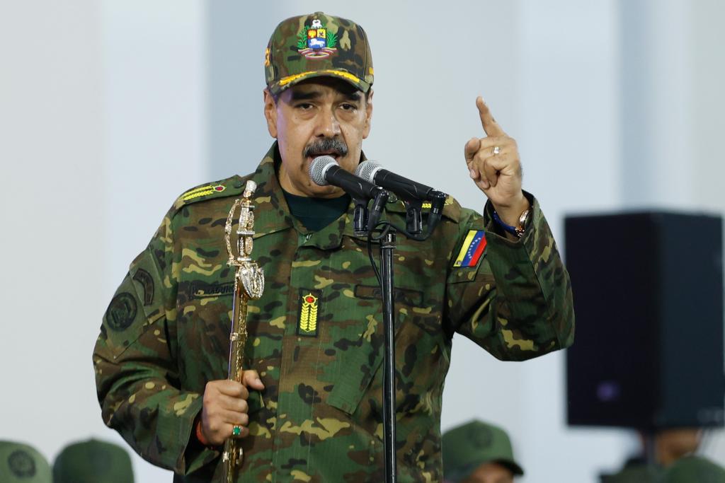 11月25日,委内瑞拉总统马杜罗在加拉加斯举行的游行活动上发表讲话。新华社发