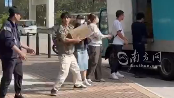 狮子山精神在此刻具象化！香港群众接力搬运、派发生活物资