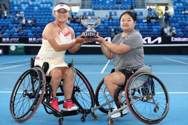 王紫莹/李晓辉2025澳网轮椅女双冠军。 受访者 供图 王紫莹/李晓辉2025澳网轮椅女双冠军。 受访者 供图