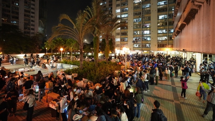 香港大埔宏福苑的寒夜，因众人而有暖灯