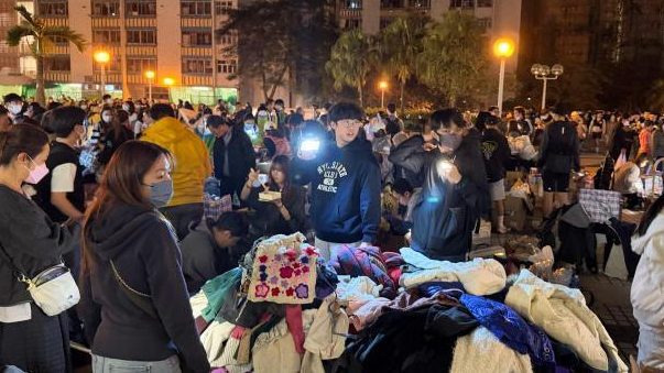 香港大埔火灾第二晚：寒夜中暖意汇聚