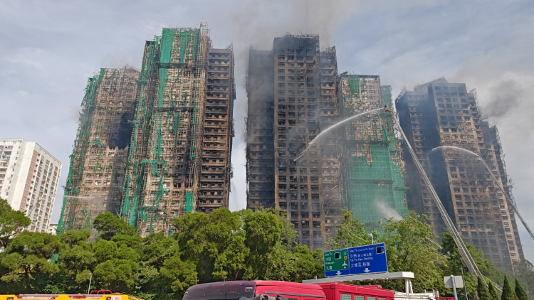 香港大埔大火“烧”向竹棚架