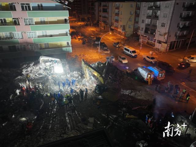 当地时间2月12日凌晨，救援队员们正在进行最后的挖掘。