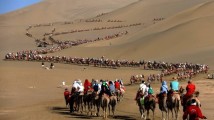 百万游客涌进月牙泉，停工与网谣风波煎熬骆驼村