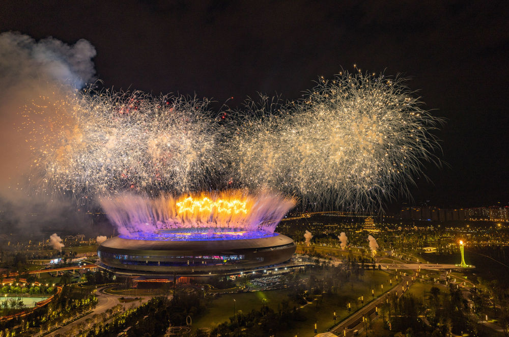 　　这是7月28日拍摄的开幕式焰火。当晚，第31届世界大学生夏季运动会开幕式在成都东安湖体育公园主体育场举行。（新华社记者黄伟摄）