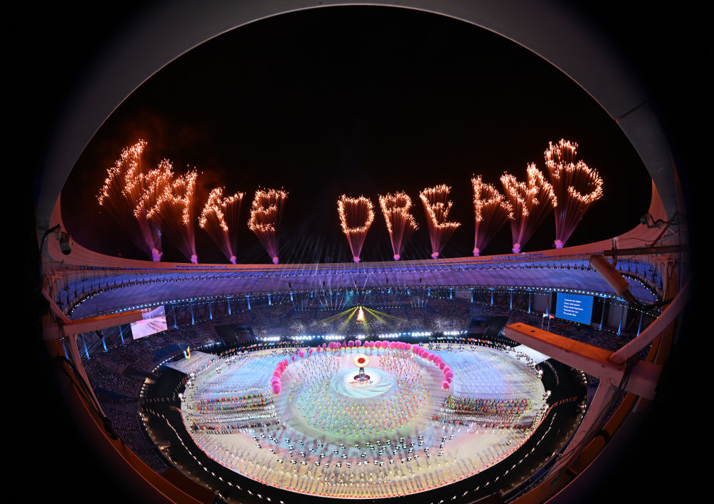 　　这是7月28日拍摄的开幕式焰火。当晚，第31届世界大学生夏季运动会开幕式在成都东安湖体育公园主体育场举行。（新华社记者刘磊摄）