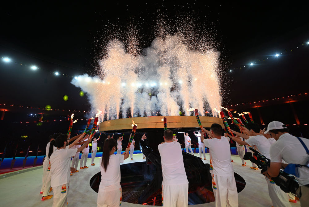 　　这是7月28日拍摄的开幕式点火仪式。当晚，第31届世界大学生夏季运动会开幕式在成都东安湖体育公园主体育场举行。（新华社记者胥冰洁摄）