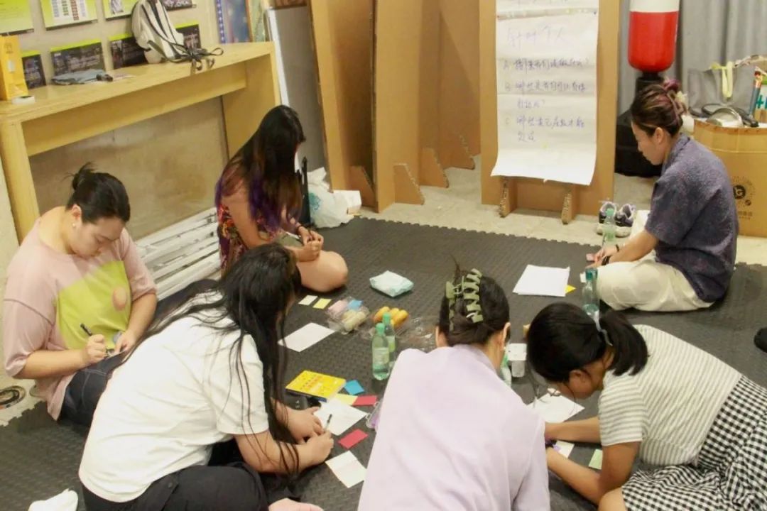 学员围坐成一圈，共同讨论和互动。（受访者供图）