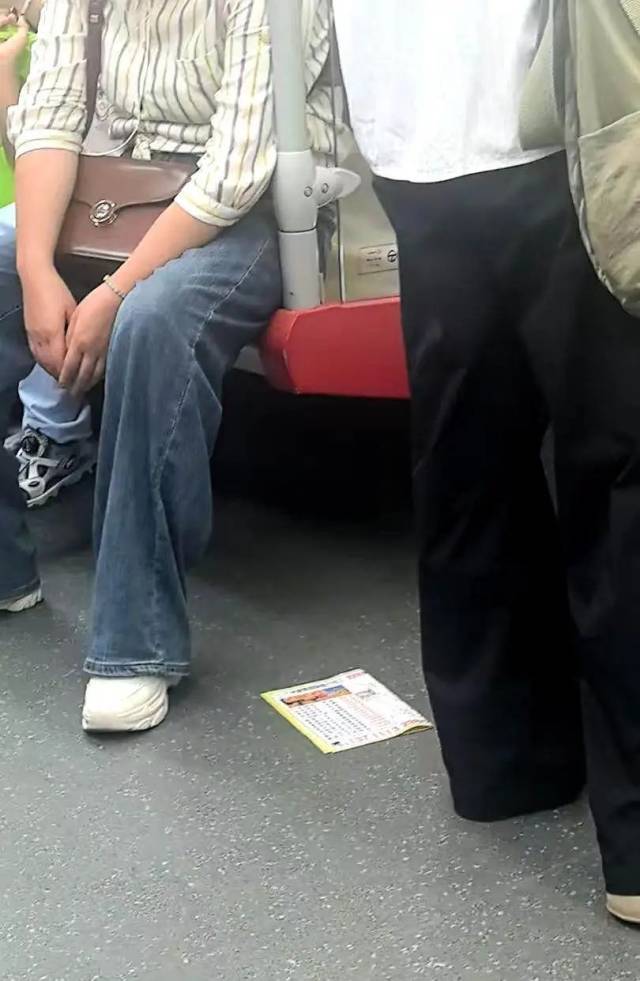 传单“快闪”骚扰乘客，广州地铁回应：加密巡查、加强整治