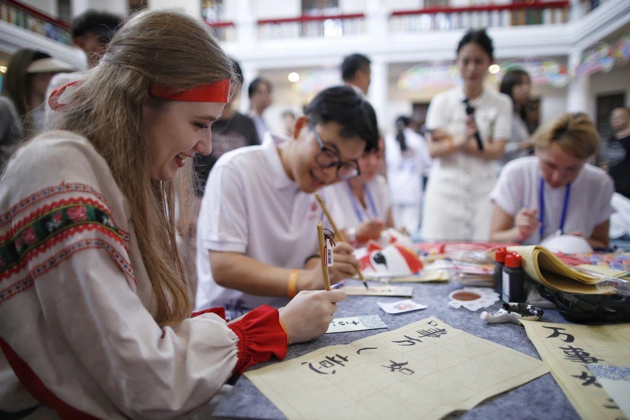 △2025年8月6日，上合国家青年学生体验中国书法。