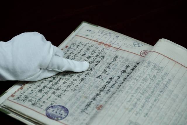 這份檔案在黑龍江省檔案館展出?？?tīng)柼厥謽?把（子彈共70發(fā)）、切時(shí)確濛江縣保安村4名村民向偽濛江縣城警署告密：“一名匪賊強(qiáng)行索要糧食”。楊靖宇新華社記者 何山 攝