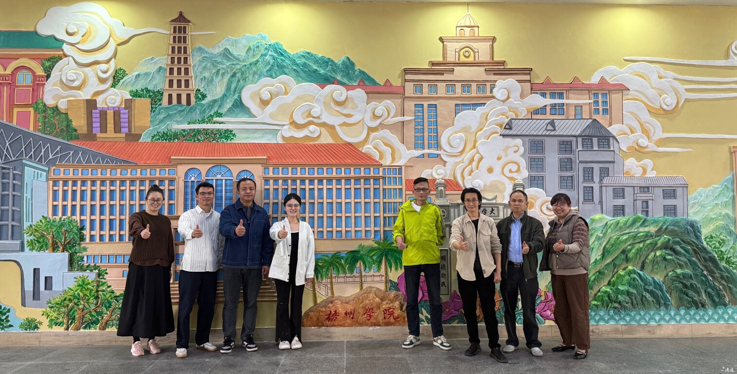 母校壁画完美收官，裴一凡与视觉传达专业的恩师们合影留念。（受访者供图）
