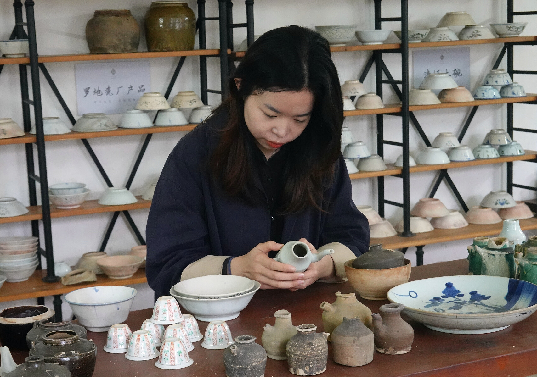 麦子随母亲走村串户，收老瓷旧碗，又遍访清远瓷厂老员工，筹办陶瓷博物馆。