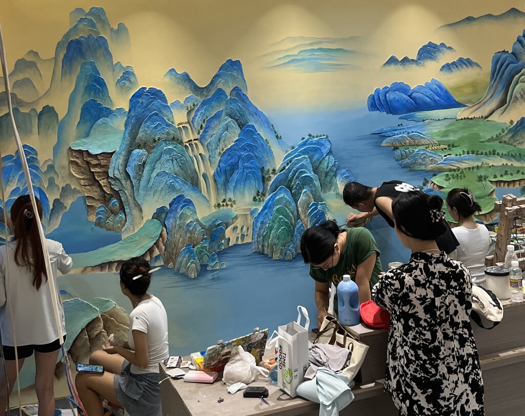 海南儋州，“百画齐放”员工共制《千里江山图》壁画。（受访者供图）