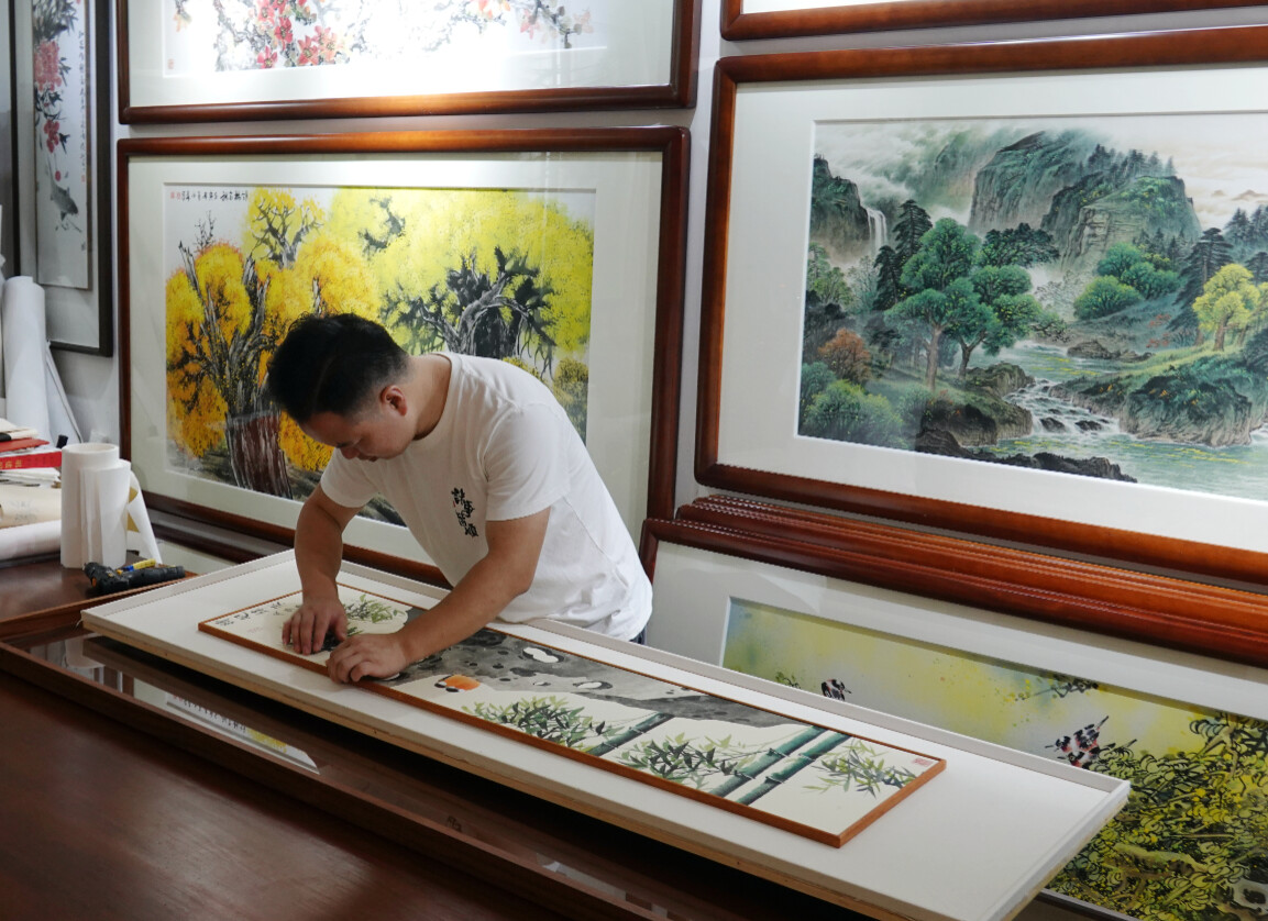 朱师傅在做新中式书画装潢——“框中框”装裱。