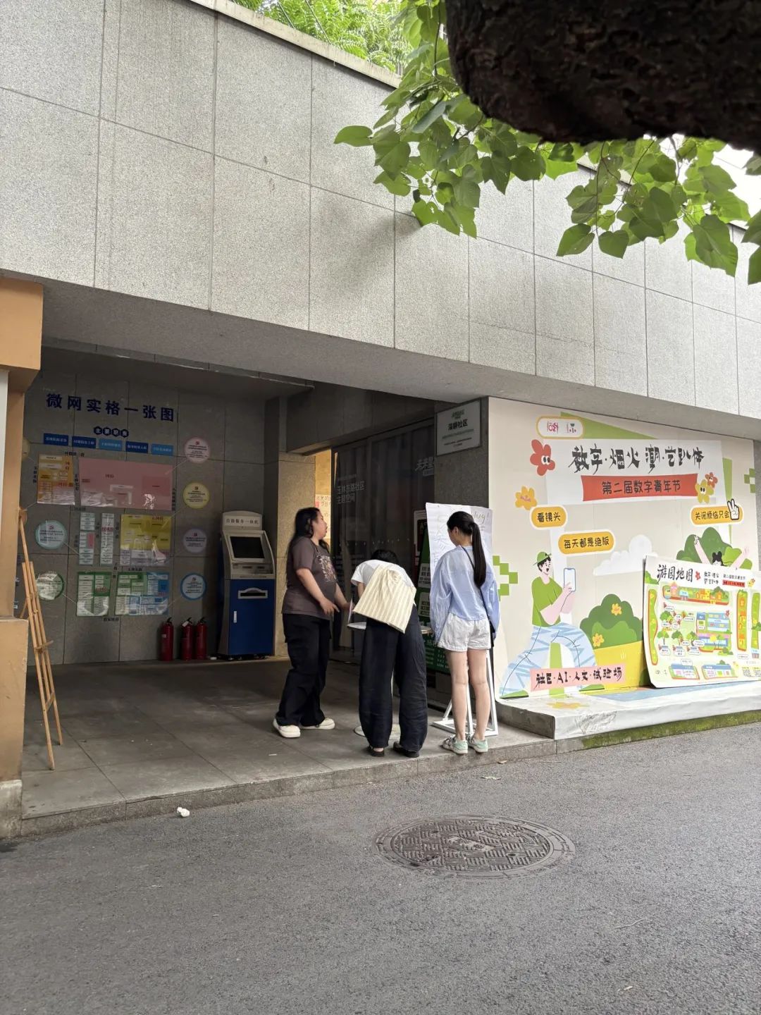 性教育夜校在玉林东路社区开设，这个社区位于成都老城区，往来的居民却很少参与其中。（南方周末记者 汪畅 摄）