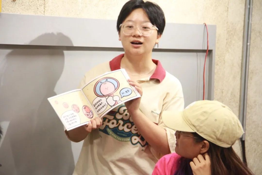 性教育夜校的创办人之一Summer正在上课。（受访者供图）