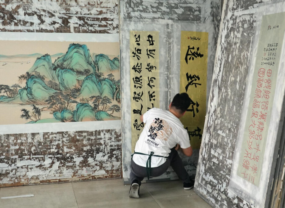 朱师傅传统书画装裱——“上壁”。