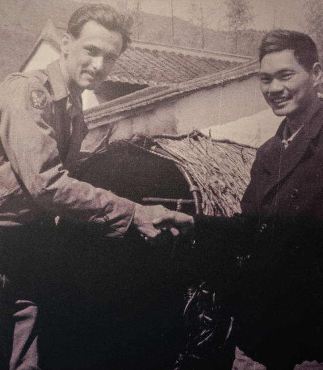 1944年3月，曾生在坪山与克尔握手合影。