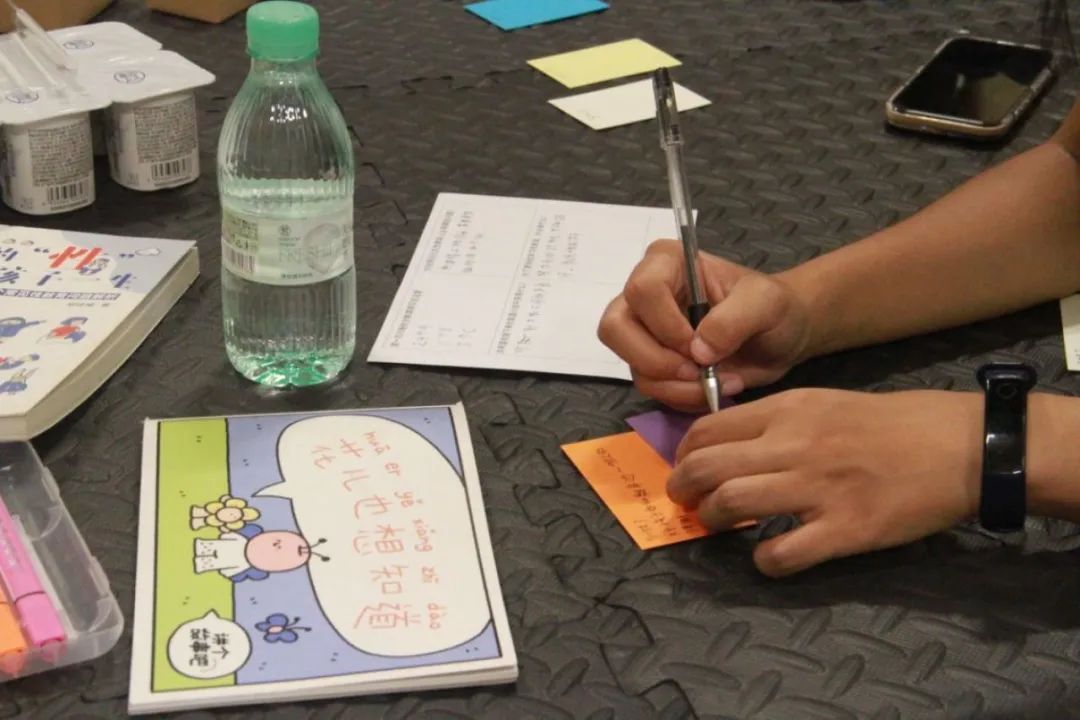 性教育夜校里，参与者认真做着笔记。（受访者供图）