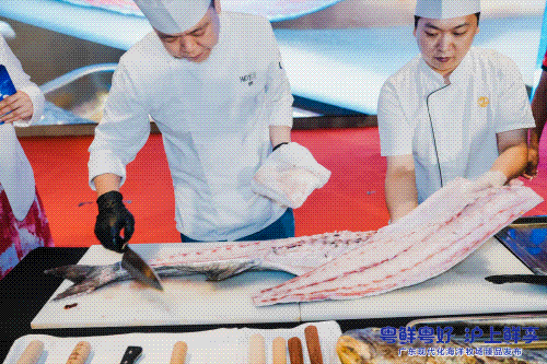 精彩的开鱼秀引得现场嘉宾纷纷围观