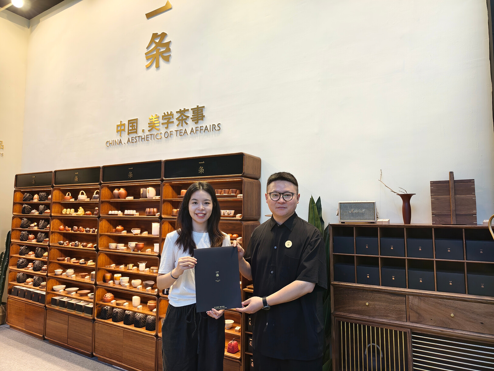 深圳第29届春季茶博会，麦梓熙代表“中宿窑”在“一条中国∙美学茶事”展位上签约合作。（被访者供图）