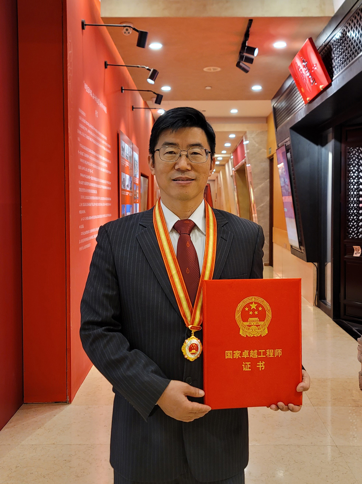 他成为香港首位“国家卓越工程师”