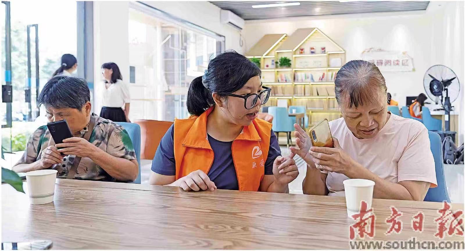 在和光阅读馆，视障人士在社工的市荔社区指导下学习用手机。南方日报记者 张冠军 摄