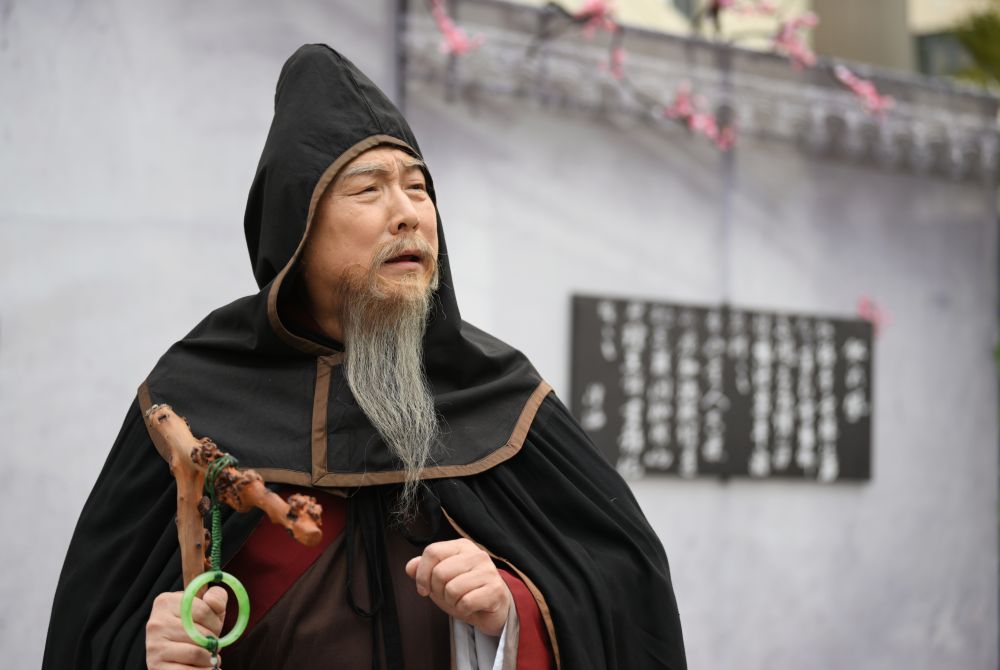 2024年11月24日，国家一级演员，天津人民艺术剧院演员剧团团长王继世在天津街头表演经典话剧《钗头凤》片段。