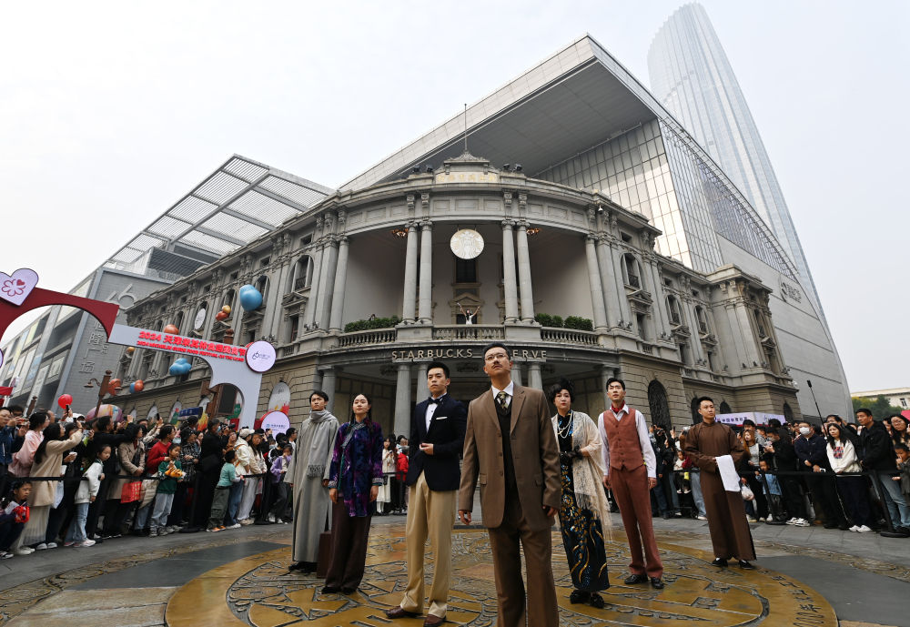 2024年10月26日，演员在天津金街室外表演话剧《日出》片段。
