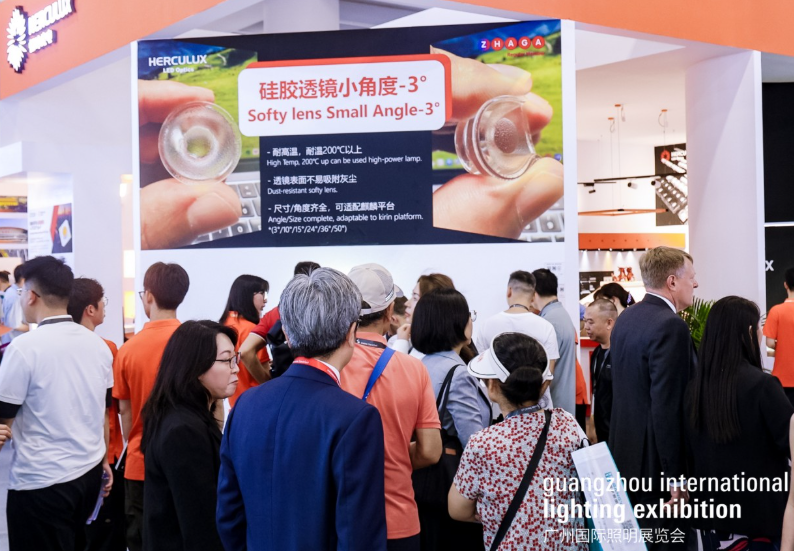 现场展出企业高技术照明产品。主办方供图