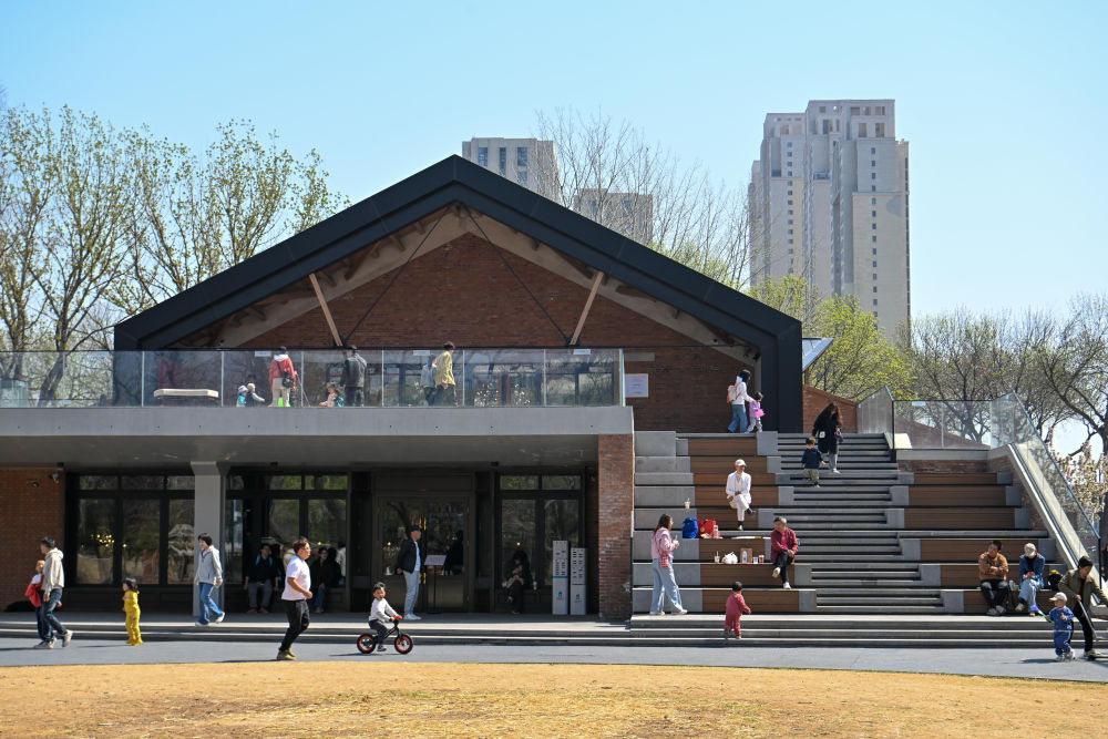 2025年4月6日，市民在天津市河东区一处产业公园休闲游玩。这里原为始建于1951年的天津市第一机床总厂，自2023年开始启动城市更新工程建设，充分保留并利用老厂区原有的多种工业元素，将工业遗存与现代功能相结合，为城市发展注入新活力。