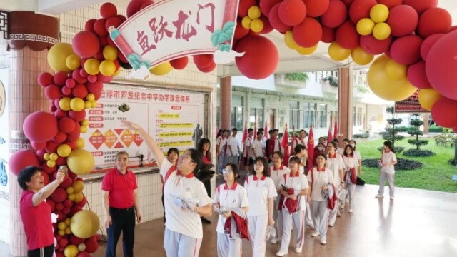 融媒记者的2025“高考作文”丨老校友唱了一首歌