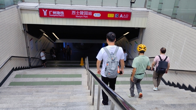 广州地铁烈士陵园站A出口缺电梯引市民呼吁