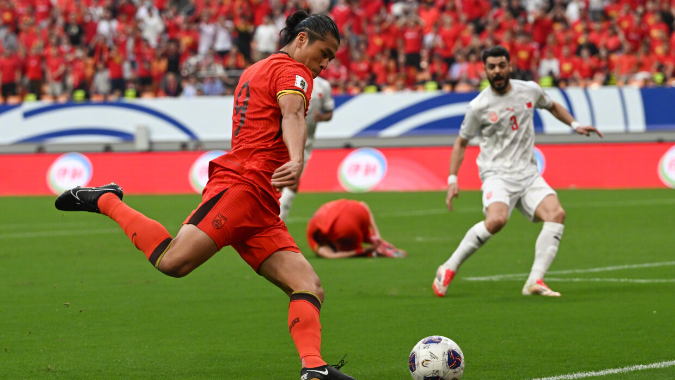 王钰栋点球绝杀！国足主场1-0胜巴林，世预赛位居小组第五
