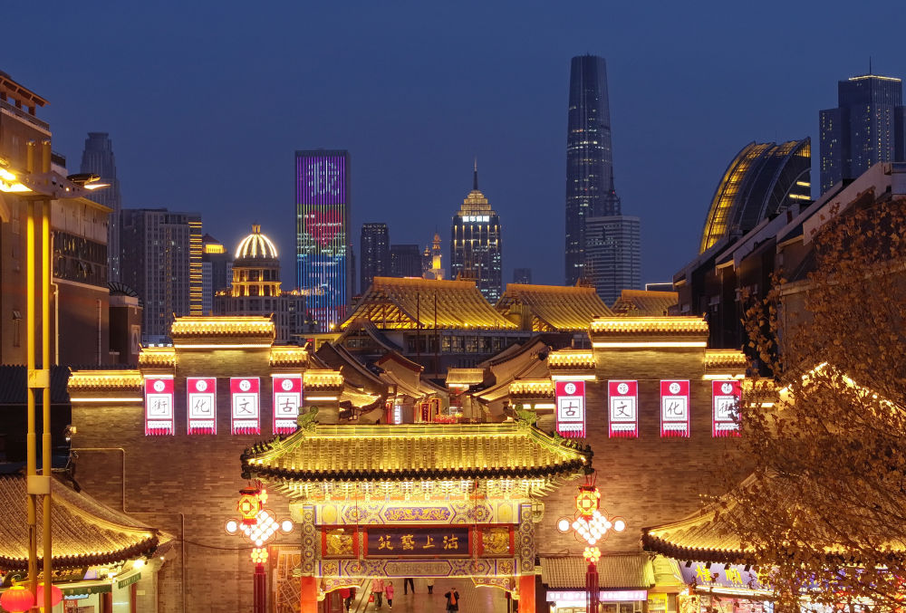 天津古文化街紧临海河，早在1404年天津设卫之前，便因漕运经济的发展，成为天津商贸活动和文化交流的聚集地，留下了众多珍贵历史遗迹。如今的天津古文化街，位列“津门十景”之一，汇聚了一众老字号和特色非遗品牌。这是2024年2月1日拍摄的天津古文化街（无人机照片）。