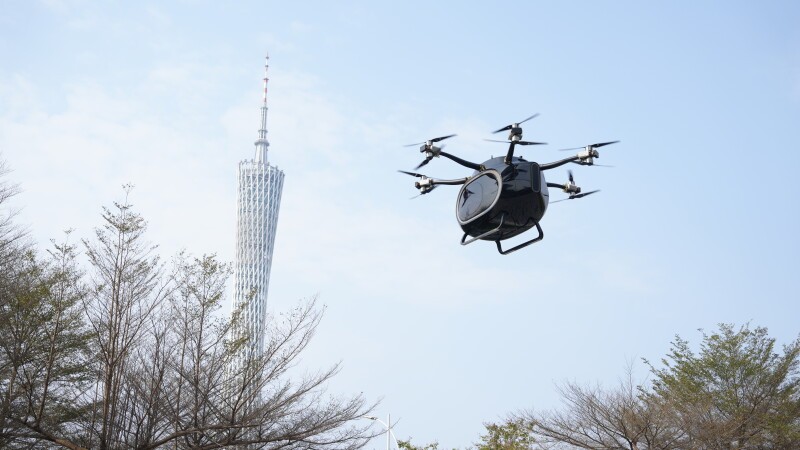 飞行汽车越过广州CBD上空，低空经济为都市发展添新翼