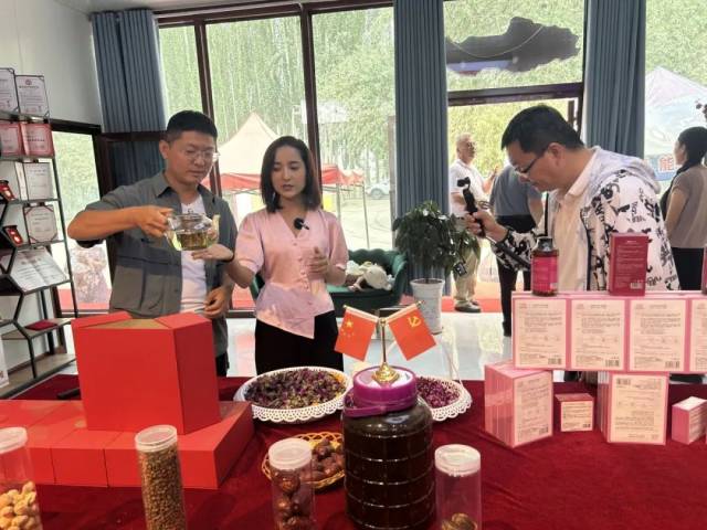 2025年5月，如克牙木·吾加布拉（中）在介绍玫瑰花茶的功效。（南方周末记者 李在磊 / 摄）