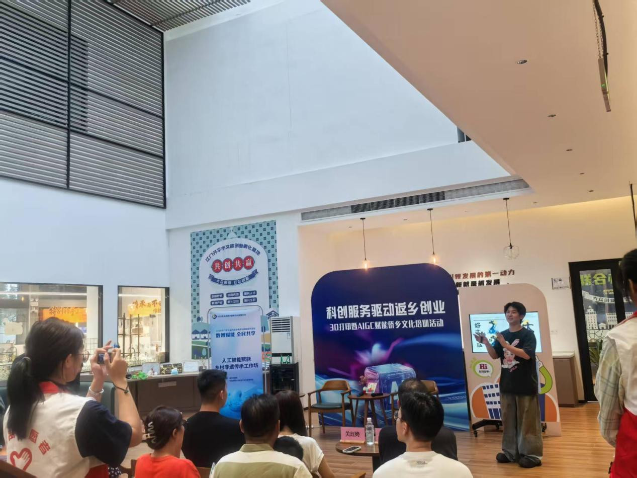 香港科技大学计算媒体与艺术实验室博士张朝哲现场宣讲