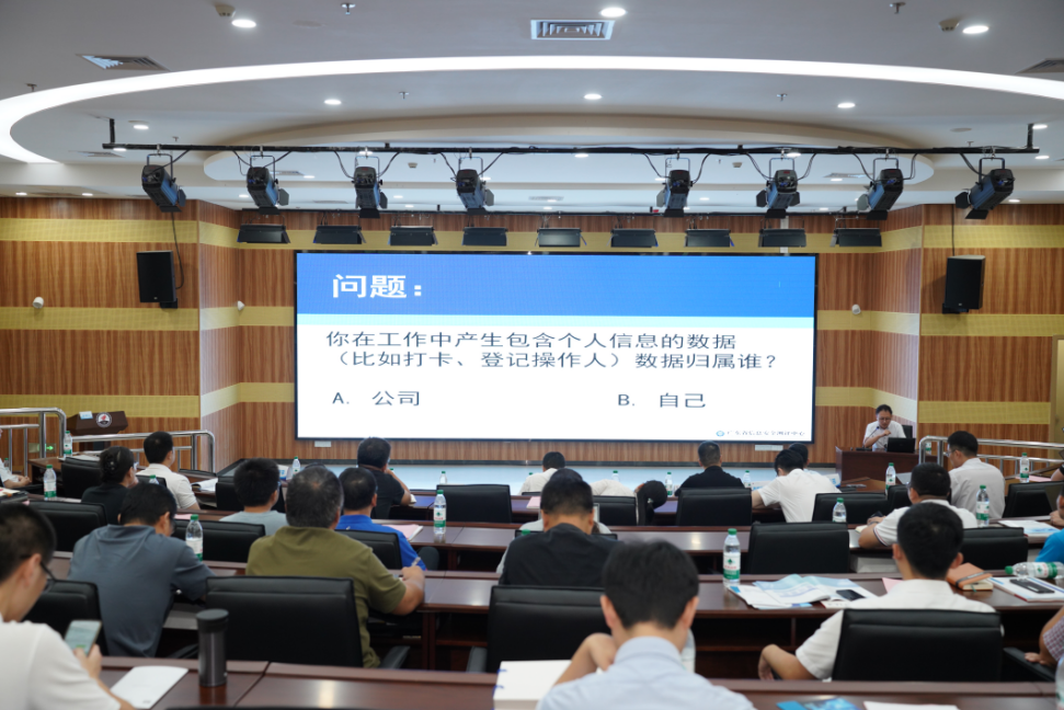 广东省信息安全测评中心技术副总监甄茁现场发表演讲