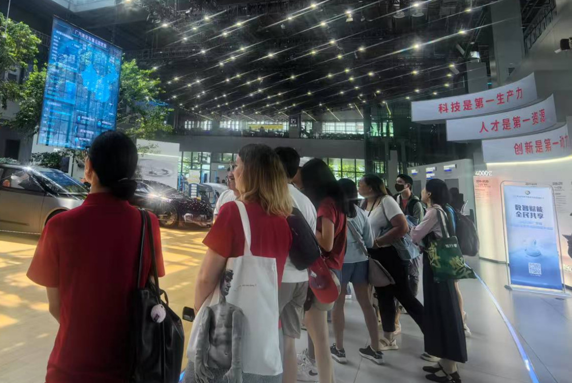 参观者们对智能汽车进行观摩学习