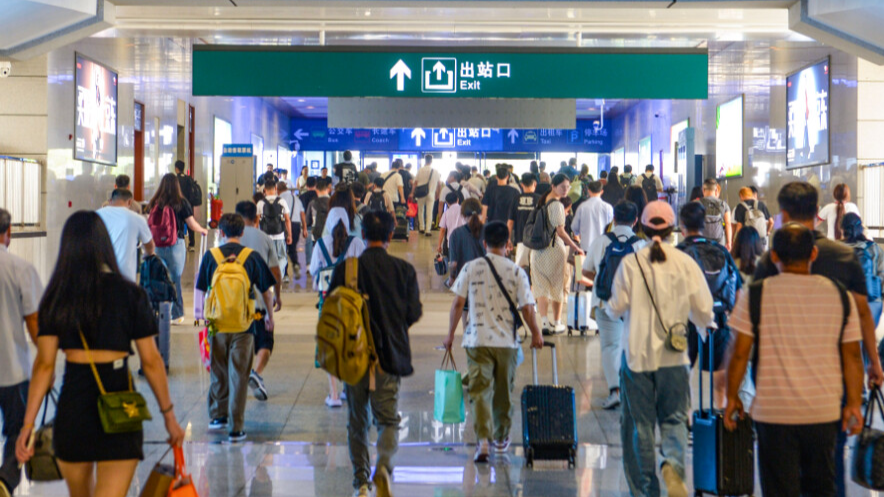 暑运启动15天 全国铁路累计发送旅客2.18亿人次