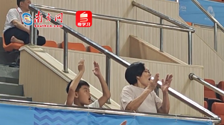 香港小孩哥现场看妈妈比赛：我要打NBA，强过妈妈！妈妈回应