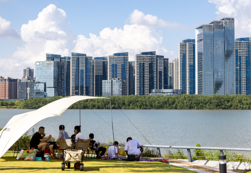 图为南沙灵山岛海滨草坪一带