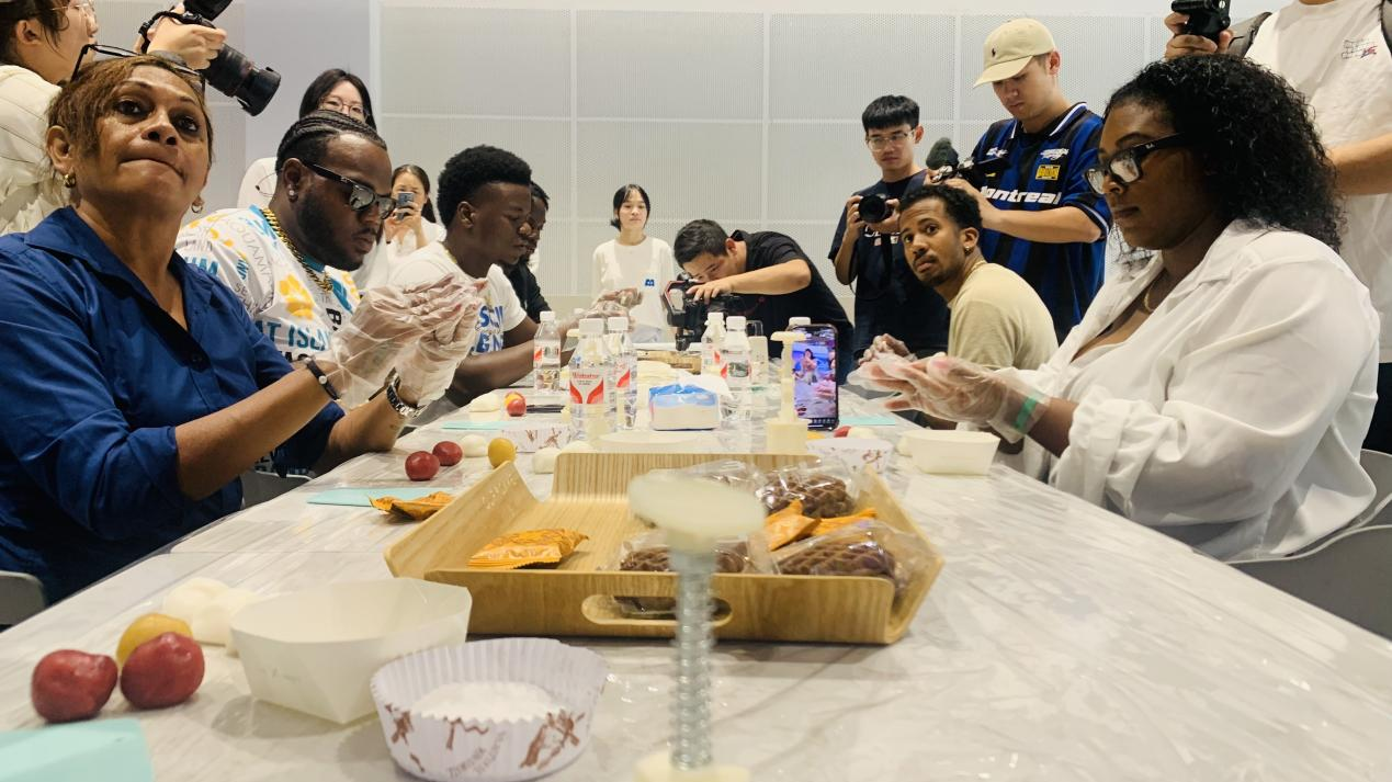 Influencers from Caribbean countries make mooncakes to celebrate  Mid-Autumn Festival in Dongguan