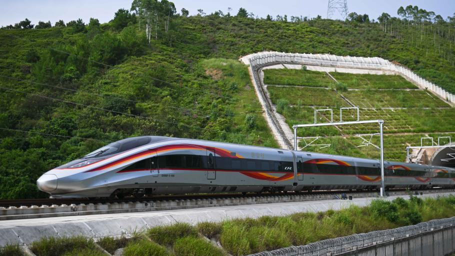 China's operating railway hits 160,000 km