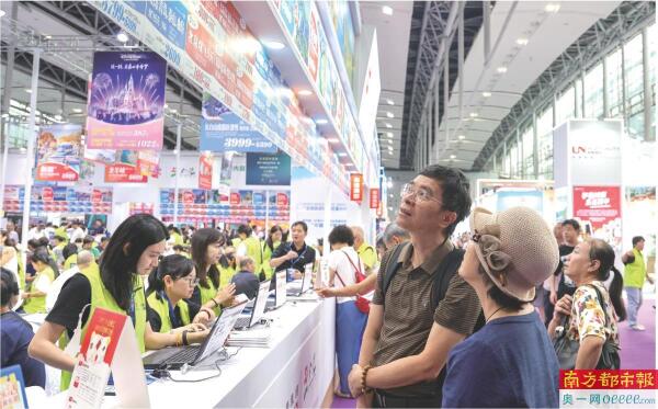 　　9月13日，第三轮广东文旅消费季惠民补贴活动同步开启，市民领补贴券后，在旅博会现场买多种文旅产品享满减优惠。