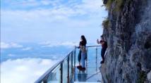 网传3男1女在张家界天门山景区跳崖自杀,当地:已成立专案组调查 网传3男1女在张家界天门山景区跳崖自杀,当地:已成立专案组调查